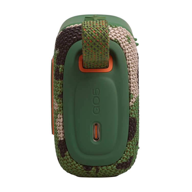 JBL GO5 camo zvočnik od spodaj z USB‑C priključkom, gumiranim ohišjem in trakom za nošenje