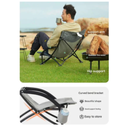 Nizek kamping stol KingCamp v uporabi na prostem, poudarjena ergonomska opora in zložljiva konstrukcija.