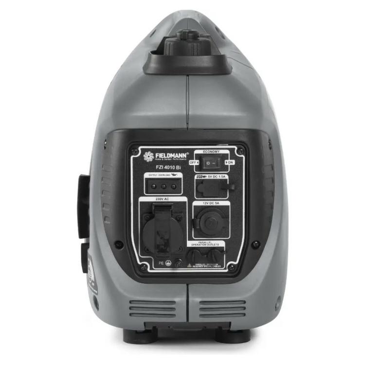 Zadnji priključni panel bencinskega inverter generatorja Fieldmann z vtičnicami in stikali.