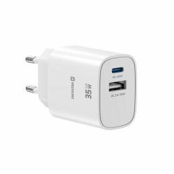 Hitri stenski polnilnik Swissten Edge GaN 35 W v elegantni beli izvedbi z USB‑C Power Delivery izhodom 35 W in USB‑A Quick Charge 3.0 izhodom 18 W omogoča hitro ter učinkovito polnjenje pametnih telefonov, tablic in drugih združljivih naprav.