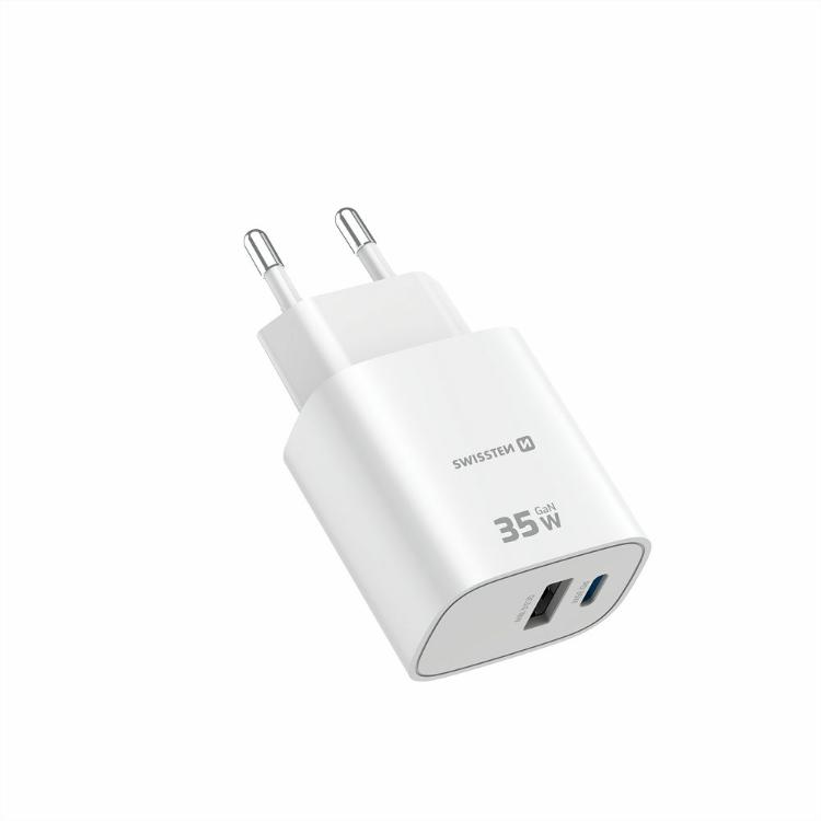 Kompaktni polnilnik Swissten Edge GaN 35 W v beli barvi z USB‑C PD in USB‑A QC 3.0 priključkoma omogoča sočasno polnjenje dveh naprav ter zagotavlja varno, hitro in zanesljivo napajanje za vsakodnevno uporabo.