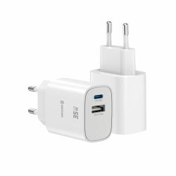 Kompaktni polnilnik Swissten Edge GaN 35 W v beli barvi z USB‑C PD in USB‑A QC 3.0 priključkoma omogoča sočasno polnjenje dveh naprav ter zagotavlja varno, hitro in zanesljivo napajanje za vsakodnevno uporabo.