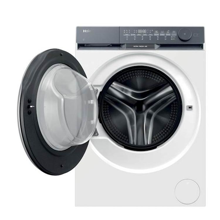 Pralni stroj Haier s kapaciteto 9 kg, velikimi vrati za enostavno nalaganje perila in naprednim sistemom Ultra Fresh Air omogoča dolgotrajno svežino bobna ter učinkovito nego oblačil.