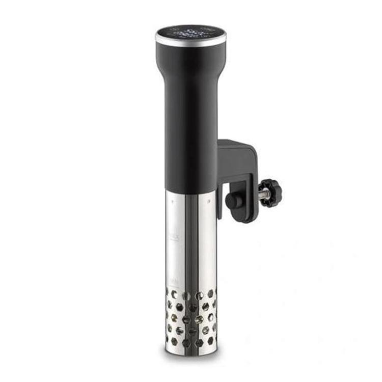 Sous vide kuhalnik CASO Design z natančnim digitalnim upravljanjem temperature omogoča enakomerno in profesionalno pripravo hrane.