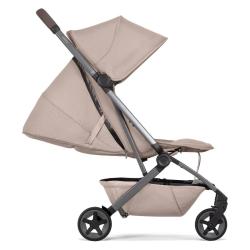 Joolz športni voziček bež barve, stranski pogled z raztegnjeno strešico