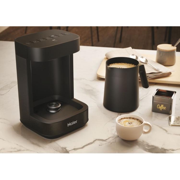 Haier aparat za pripravo toplih napitkov, snemljiv vrč za segrevanje in mešanje, elegantna črna premium zasnova.