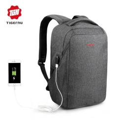 Temno siv nahrbtnik Tigernu CRATER za prenosnike do velikosti 16" (diagonala) z minimalističnim dizajnom, USB izhodom za polnjenje, več predelki na zadrgo in oblazinjenimi naramnicami nudi praktično in varno shranjevanje za vsakodnevno uporabo.