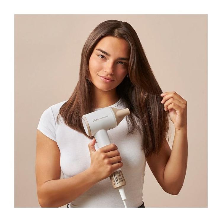 PRO IONIC AIR DRYER 1600 W, sušilnik za lase v uporabi med sušenjem dolgih las s koncentratorjem zraka.