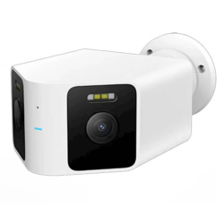 Xiaomi Outdoor Camera AW300 v beli barvi, prikazana pod kotom z objektivom, LED-osvetlitvijo, statusnim indikatorjem in nosilcem za stensko montažo.
