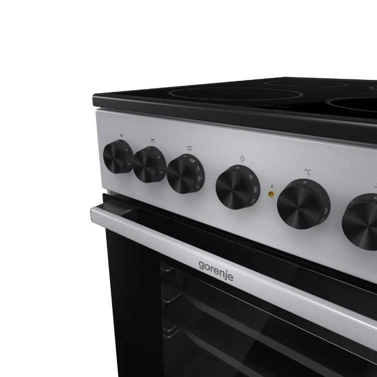 Upravljalni gumbi električnega štedilnika Gorenje GEC5B60SG za nastavitev kuhalnih območij, funkcij pečice in temperature.