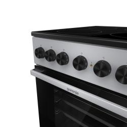 Upravljalni gumbi električnega štedilnika Gorenje GEC5B60SG za nastavitev kuhalnih območij, funkcij pečice in temperature.