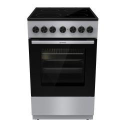 Električni štedilnik Gorenje GEC5B60SG s steklokeramično kuhalno ploščo in pečico, prikazan s sprednje strani.