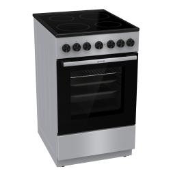 Električni štedilnik Gorenje GEC5B60SG, prikazan iz sprednje stranske perspektive s steklokeramično kuhalno ploščo in prostorno pečico.