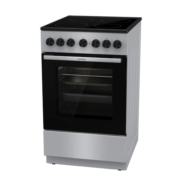 Električni štedilnik Gorenje GEC5B60SG s steklokeramično kuhalno ploščo in pečico, prikazan iz sprednje stranske perspektive.