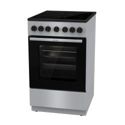 Električni štedilnik Gorenje GEC5B60SG s steklokeramično kuhalno ploščo in pečico, prikazan iz sprednje stranske perspektive.