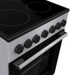 Upravljalna plošča in steklokeramična kuhalna plošča električnega štedilnika Gorenje GEC5B60SG s sedmimi vrtljivimi gumbi.
