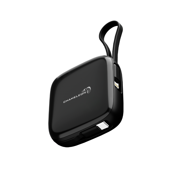 Zadnji pogled na Chameleon power bank, gladko črno ohišje, viden vgrajen kabel in logotip.