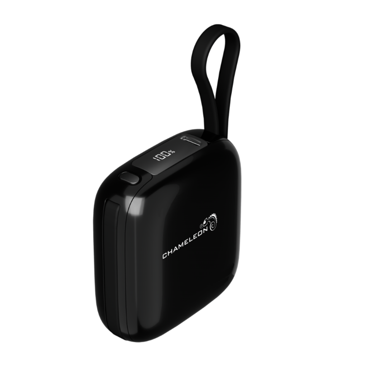 Prenosni polnilec Chameleon, črn, kompakten dizajn z zanko za nošenje in digitalnim prikazom napolnjenosti.