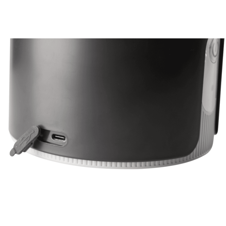 Detajl USB‑C priključka ožemalnika s odprtim zaščitnim pokrovčkom.