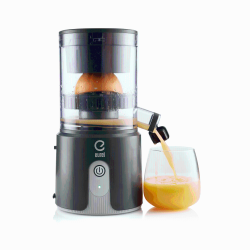 Ožemalnik v delovanju z izlivanjem svežega soka v kozarec.