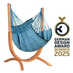 Leseno stojalo z modro visečo mrežo, nagrada German Design Award 2025; model visečega stola s stojalom.
