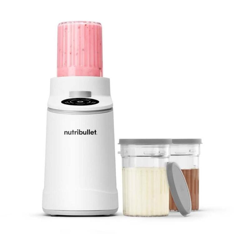 Nutribullet aparat za pripravo sladoleda/smoothijev v beli barvi z nameščeno posodo z rožnato zmesjo ter dvema dodatnima posodama za shranjevanje pripravljenih napitkov