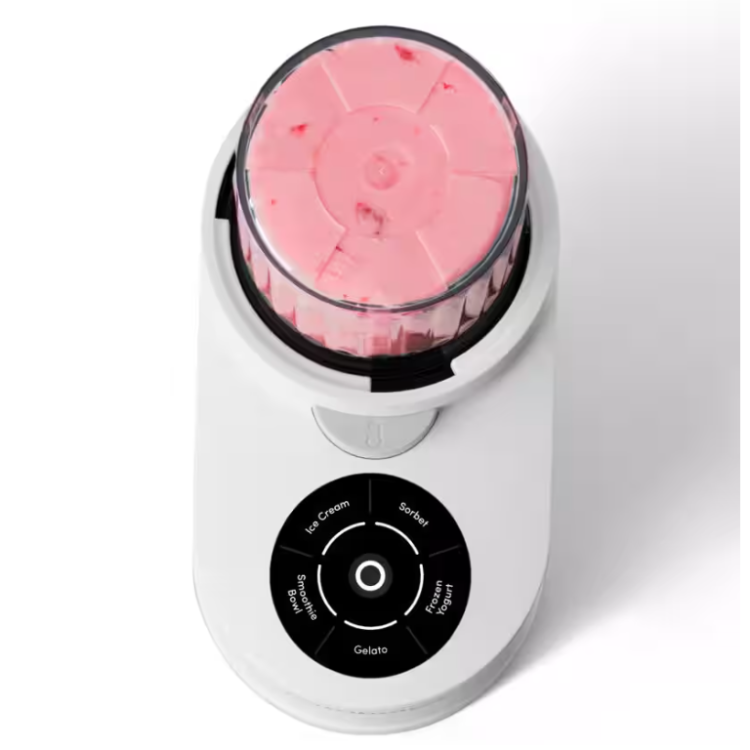 Zgornji pogled Nutribullet naprave z roza zmesjo v posodi in vrtljivim upravljalnim gumbom za programe (Ice Cream, Gelato, Sorbet)