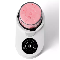 Zgornji pogled Nutribullet naprave z roza zmesjo v posodi in vrtljivim upravljalnim gumbom za programe (Ice Cream, Gelato, Sorbet)