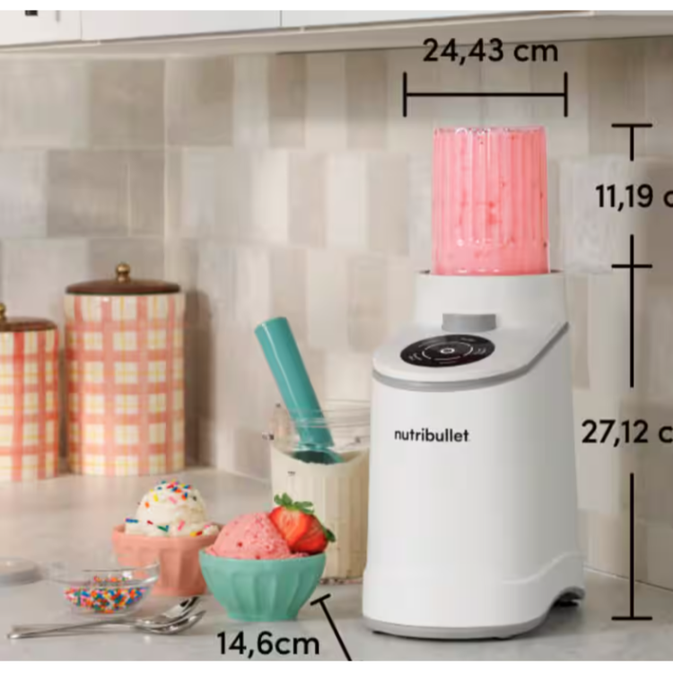 Nutribullet aparat za pripravo sladoleda ali smoothija na kuhinjskem pultu z merami (višina 27,12 cm, širina 24,43 cm) in prikazom desertov ob napravi