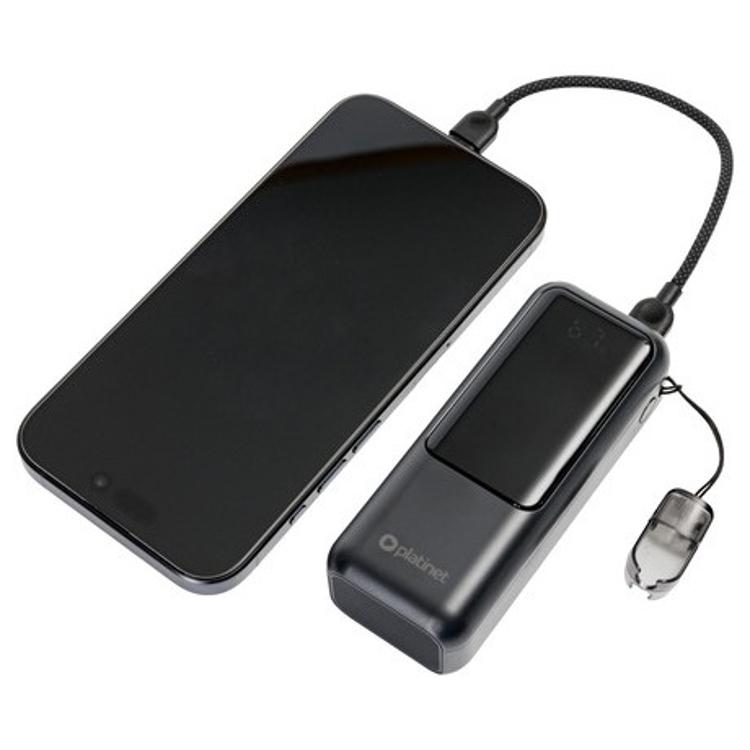 Powerbank PMPB1020P polni telefon prek vgrajenega USB-C kabla, prikazan med uporabo.