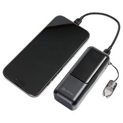 Powerbank PMPB1020P polni telefon prek vgrajenega USB-C kabla, prikazan med uporabo.