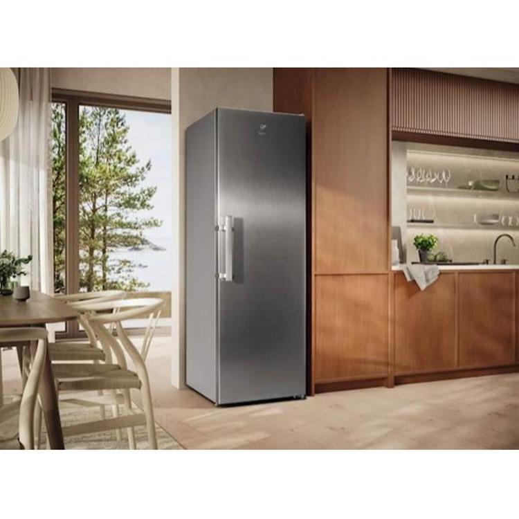 Hladilnik Electrolux v srebrni barvi, postavljen v sodobni kuhinji z lesenimi elementi.