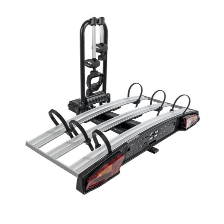 Nosilec za kolesa na vlečni kljuki s tremi aluminijastimi tirnicami in zadnjimi lučmi.