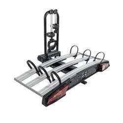 Nosilec za kolesa na vlečni kljuki s tremi aluminijastimi tirnicami in zadnjimi lučmi.