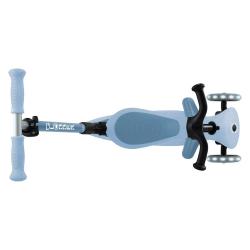 Pogled od zgoraj na moder otroški skiro s tremi kolesi