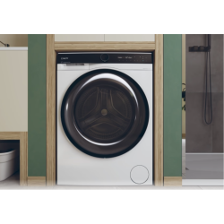 Pralni stroj Candy vgrajen v kopalniško omarico ob tušu