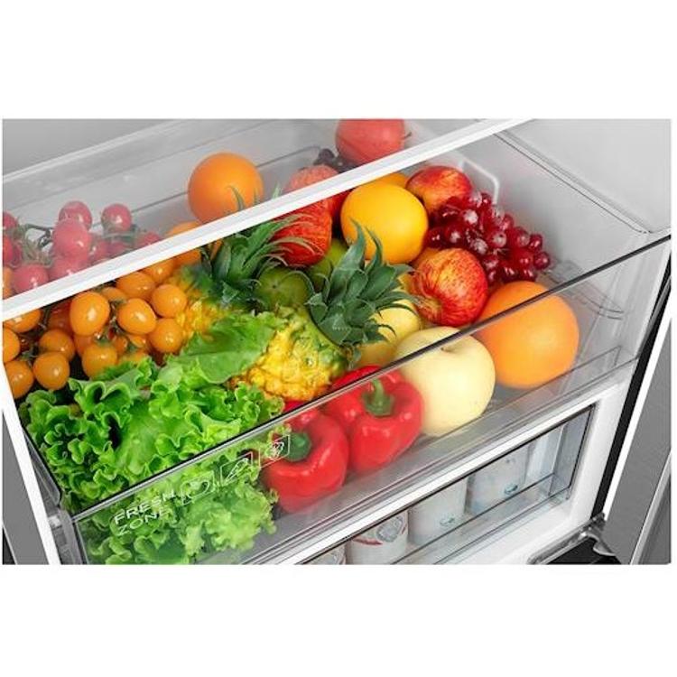 Predal Fresh Zone v hladilniku TCL RP312BLE0 z raznovrstnim sadjem in zelenjavo, vključno z ananasom, jabolki, grozdjem, papriko, solato in paradižniki, zasnovan za ohranjanje svežine živil.