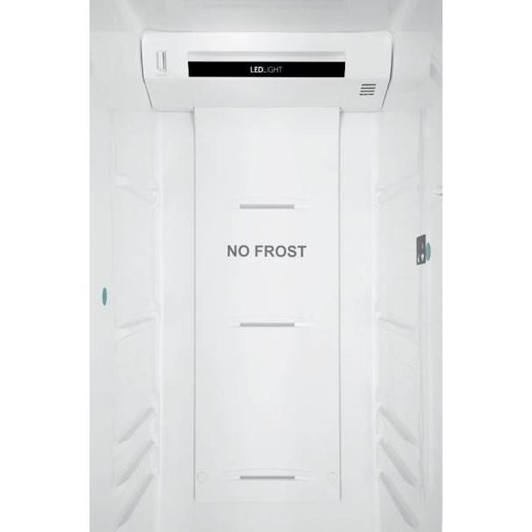 Notranji del hladilnika Haier HSR3918ENPB z LED osvetlitvijo in oznako No Frost za enakomerno hlajenje brez nabiranja ledu.