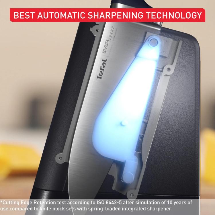 Detajl Tefal noža z označeno tehnologijo »automatic sharpening« in vizualizacijo ostrilnega mehanizma