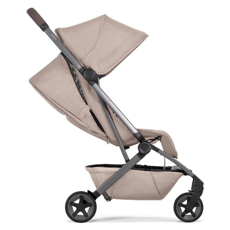 Bočni pogled na Joolz Aer² športni voziček Sandy Taupe z nastavljivim naslonjalom in veliko strešico.