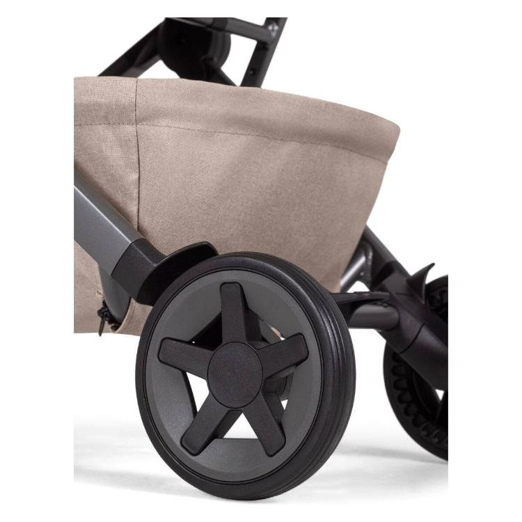 Detajl zadnjega kolesa in košare Joolz Aer² vozička z stabilnim podvozjem.