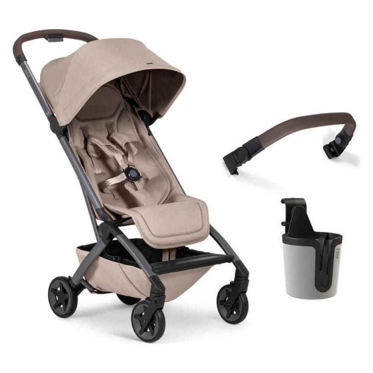 Joolz Aer² športni voziček v barvi Sandy Taupe z dodatki, odbijačem in držalom za skodelico.