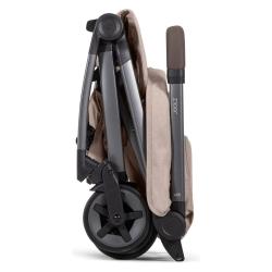 Zložen Joolz Aer² športni voziček Sandy Taupe, kompakten in primeren za prenašanje.
