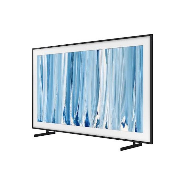 Samsung The Frame TV, poševni sprednji pogled z belim okvirjem, moder umetniški prikaz in minimalistično stojalo.