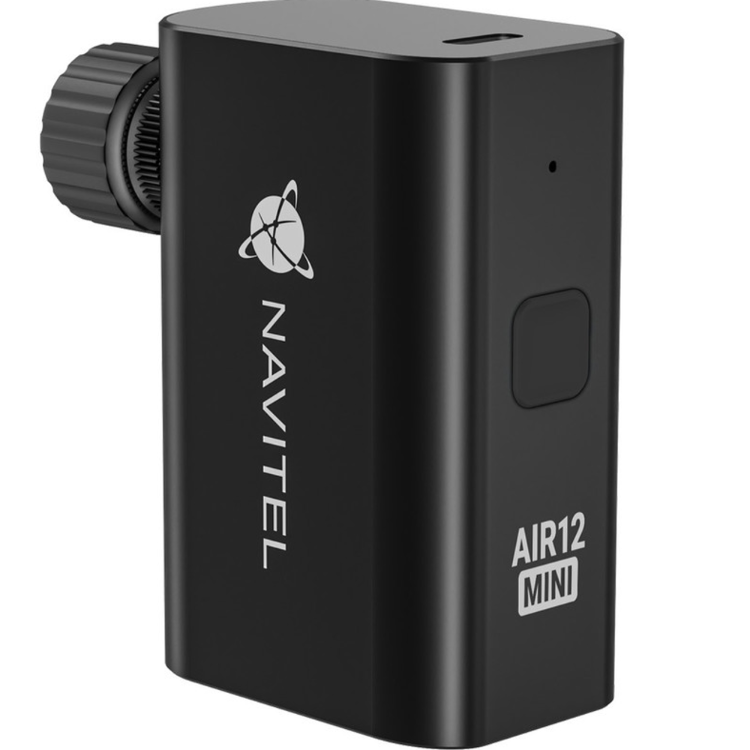 Navitel AIR12 Mini brezžična zračna tlačilka v črni barvi, prikazana s strani s kompaktnim ohišjem in gumbom za upravljanje.