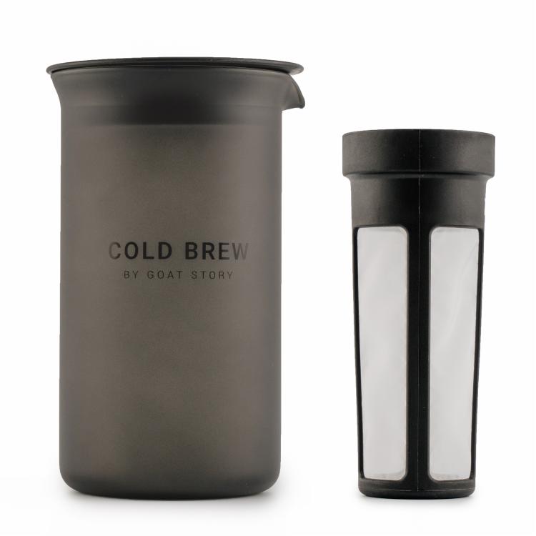 Goat Story Cold Brew, črn vrč z integriranim filtrom, minimalističen dizajn za hladno pripravo kave.