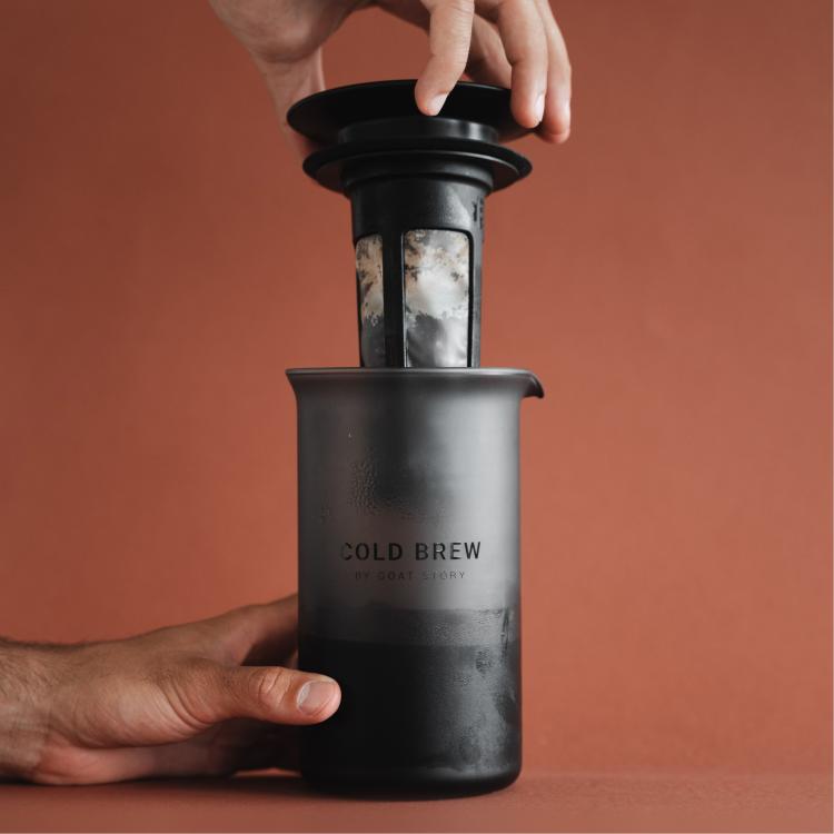 Goat Story Cold Brew v uporabi, roka pritiska filter, ekstrakcija kave v mat črnem vrču.