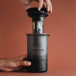 Goat Story Cold Brew v uporabi, roka pritiska filter, ekstrakcija kave v mat črnem vrču.