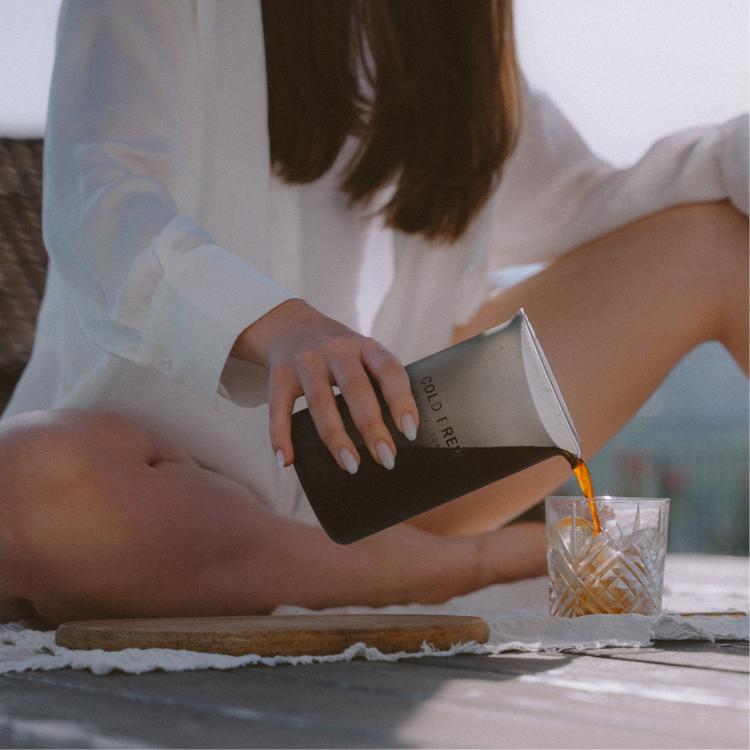 Goat Story Cold Brew, serviranje v kozarec z ledom, eleganten vrč za hladno kavo.