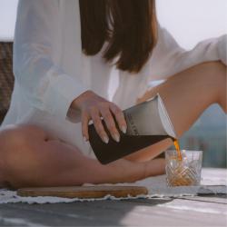 Goat Story Cold Brew, serviranje v kozarec z ledom, eleganten vrč za hladno kavo.